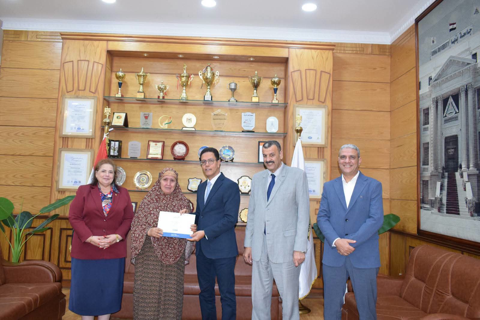 رئيس جامعة بنها يكرّم المحالين إلى المعاش من الجهاز الإداري تقديرا لعطائهم