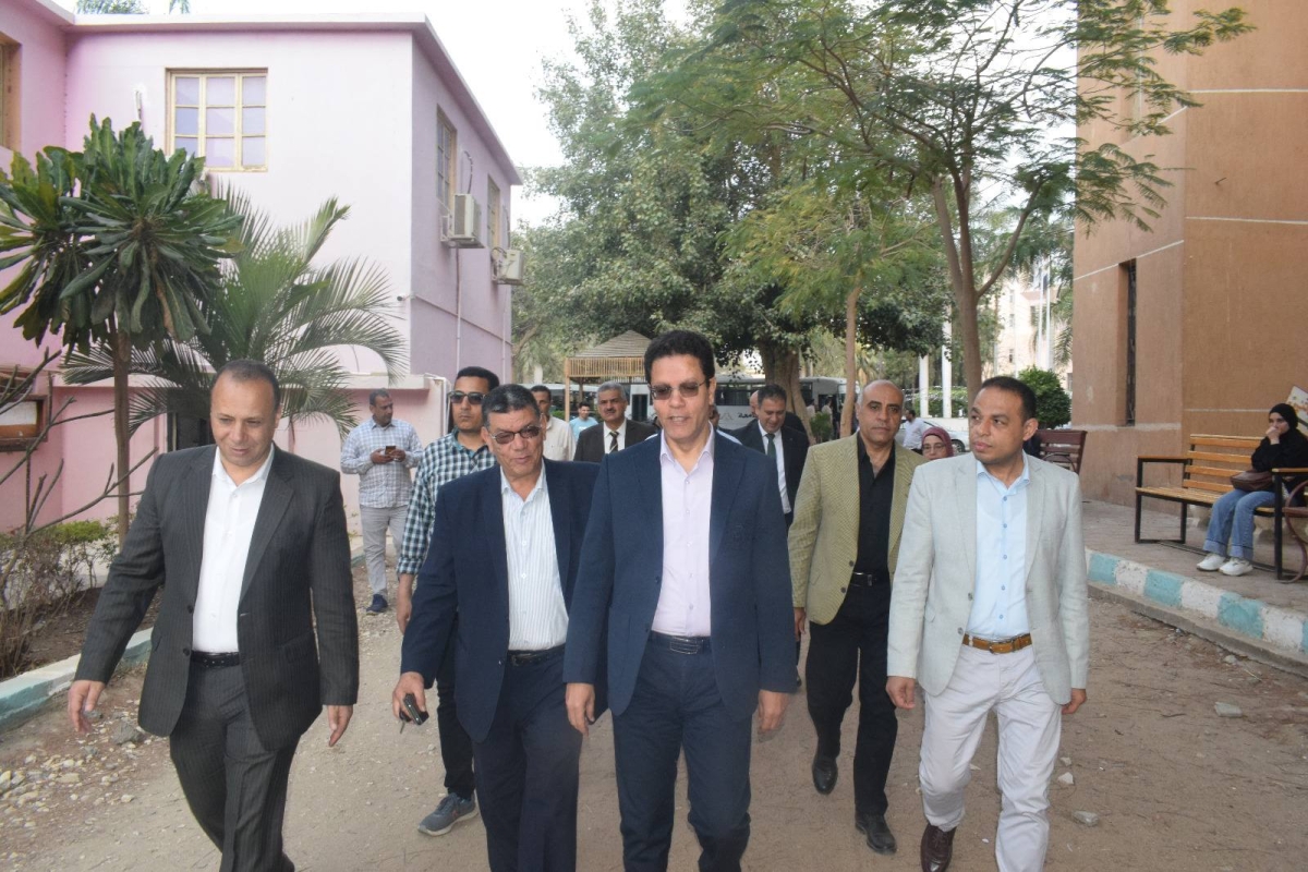 خلال جولته بكلية الزراعة بمشتهر : رئيس جامعة بنها : جدول زمني لاستلام مبني وقاية النبات ودخوله الخدمة العام الدراسي الجديد
